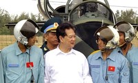 Премьер-министр Нгуен Тан Зунг навестил 910-й полк ВВС Вьетнама